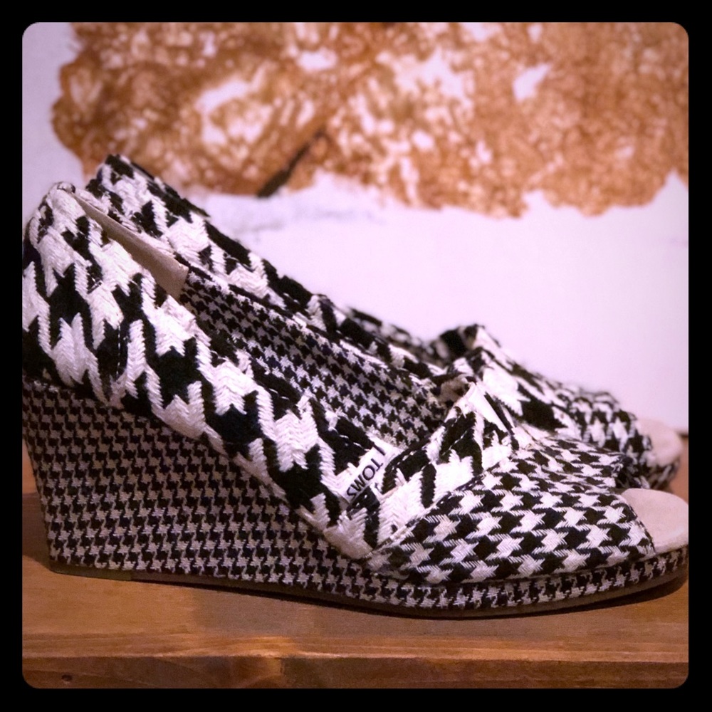 Tom's Houndstooth Wedges